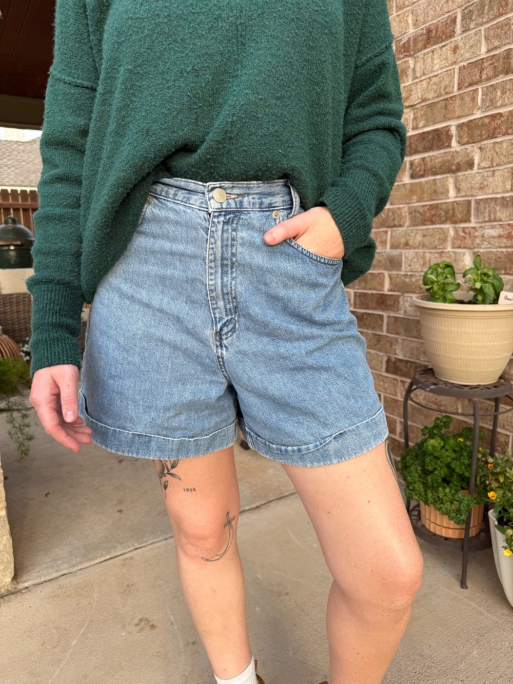 Vintage High Waisted Mom Jean Shorts 90s Denim Cutoff Cuffed Shorts Size 10